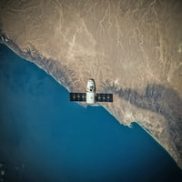 Space satelit lebdeći iznad obale 24 x16 fotografski print