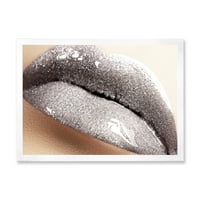 Krupni plan ženskih usana sa blistavim srebrnim uokvirenim fotografijama na platnu Art Print