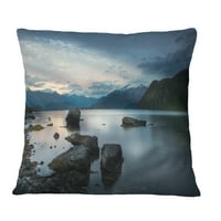 Designart velike stijene i udaljene oblačne planine - pejzažni štampani jastuk za bacanje - 12x20